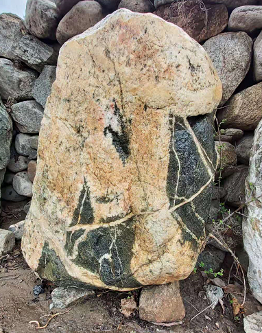 小院門(mén)口擺放泰山石，這三點(diǎn)最好注意！